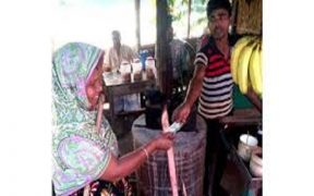 ভিক্ষা করে মসজিদে টাকা দান করেন শেফালি খাতুন